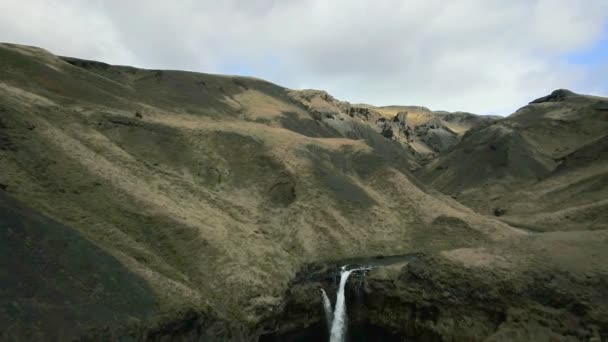 Island Drone Green Hills Och Canyon Med Waterfall Kvernufoss — Stockvideo