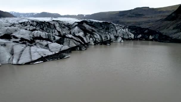 Беспилотник Летит Краю Ледника Исландии Ледниковым Озером — стоковое видео