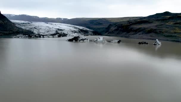 Исландский Ледниковый Дрон Айсбергами Летящими Над Ледниковым Озером — стоковое видео