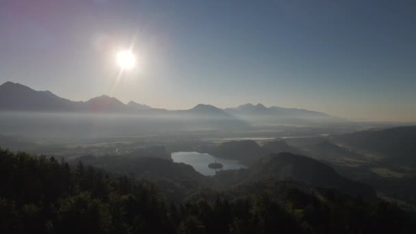Parallax Schot Toont Lake Bled Afstand Tijdens Zonsondergang Luchtfoto — Stockvideo