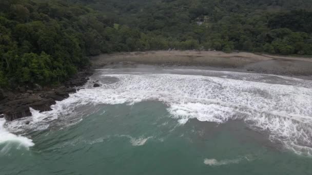 Stormiga Havsvågor Kraschar Stranden Playa Hermosa Stranden Costa Rica — Stockvideo