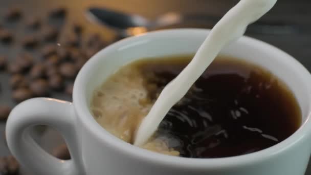 Närbild Slow Motion Skott Hantverkare Barista Hälla Mjölk Varm Kopp — Stockvideo