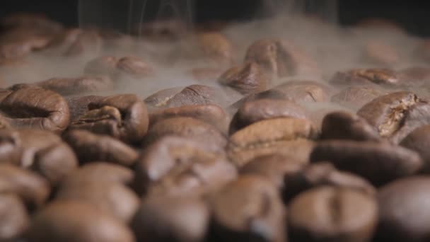 新鲜烤咖啡豆的慢动作宏观镜头 咖啡豆在被磨碎制成咖啡之前冷却下来时散发出一股香味 — 图库视频影像