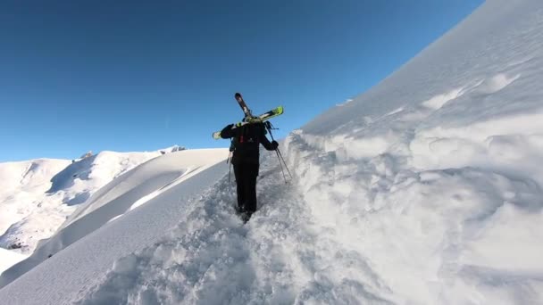 在奥地利福拉尔贝格的Lech Arlberg滑雪之旅期间攀登 — 图库视频影像