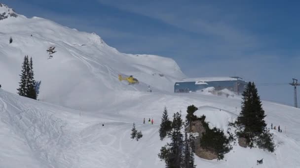 Záchranný Vrtulník Přistane Vedle Horské Stanice Petersboden Vorarlberg Rakousko — Stock video