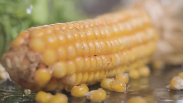 Wasser Fällt Gelben Mais Nahaufnahme Zeitlupe — Stockvideo