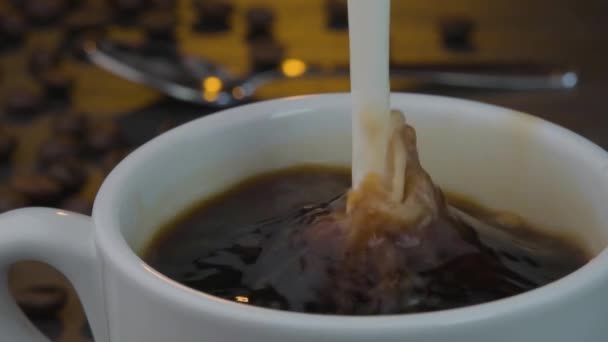 Taze Süt Bir Fincan Sade Kahvenin Içine Sıçrar Yaklaşın Ağır — Stok video