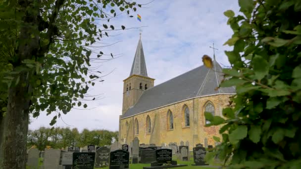 Régi Gótikus Templom Hollandiában Kis Falu Boksum Friesland Lengeti Szivárvány — Stock videók