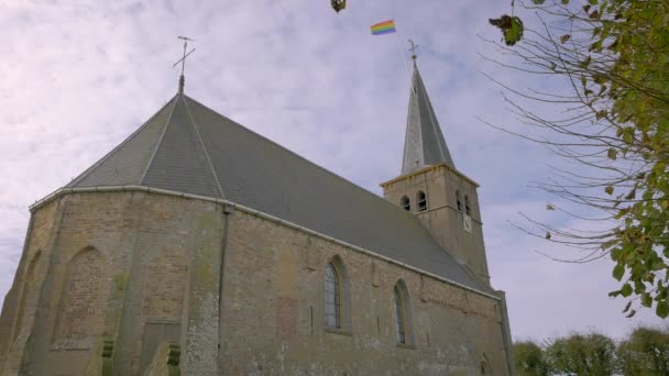 Старая Готическая Церковь Нидерландах Маленькая Деревня Боксум Фрисландии Размахивает Радужным — стоковое видео