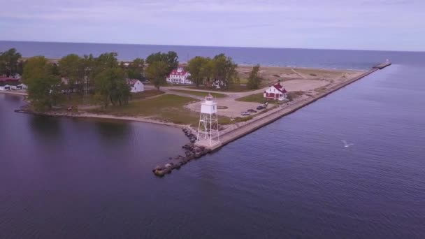 Brede Antenne Van Vuurtoren Pier Open Water Grand Marais — Stockvideo