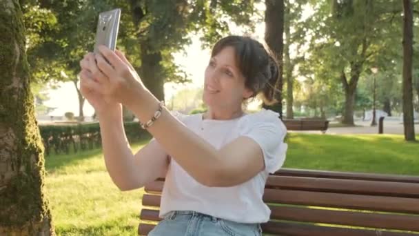 Μια Γυναίκα Που Παίρνει Μια Selfie Τηλέφωνό Της Ενώ Κάθεται — Αρχείο Βίντεο