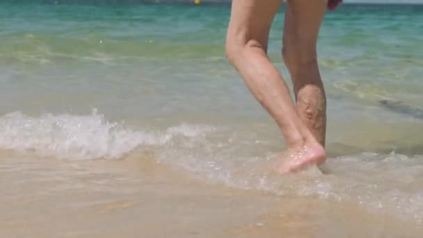 Αργή Κίνηση Πόδια Γέρου Κιρσούς Που Περπατούν Στην Παραλία — Αρχείο Βίντεο