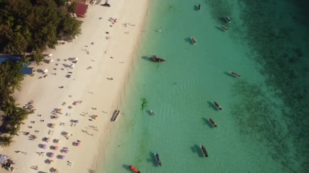 Bella Spiaggia Turistica Con Ombrelloni Barche Zanzibar Isola Tropicale Luogo — Video Stock