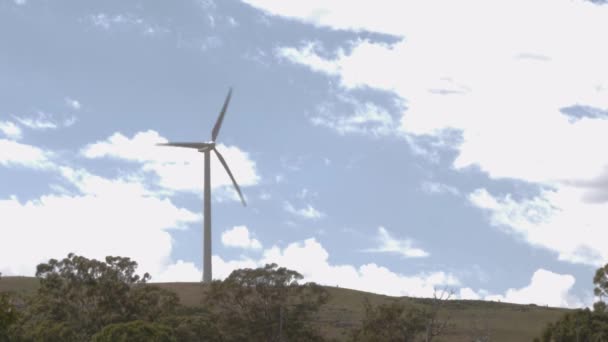 Rüzgar Türbini Rüzgar Tarlasında Rüzgarla Çalışıyor Bulutlu Bir Günde Yeni — Stok video