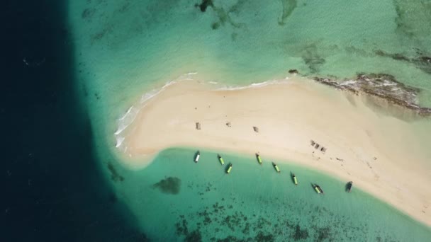 ターコイズブルーのきれいな水を持つ楽園の島 休暇に最適な素晴らしい風景 空中ドローンが撃たれた ナクプエンダ砂州ビーチ ザンジバル アフリカ — ストック動画