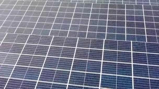 Vista Superior Uma Fazenda Solar Linhas Painéis Solares Modernos Energia — Vídeo de Stock