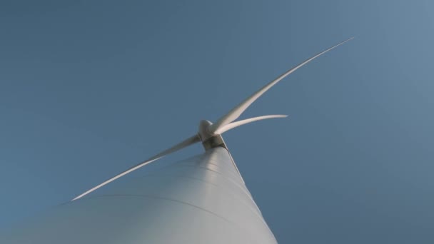 Düşük Açılı Çekim Güneşli Bir Günde Dönen Rüzgar Türbinine Bakıyor — Stok video