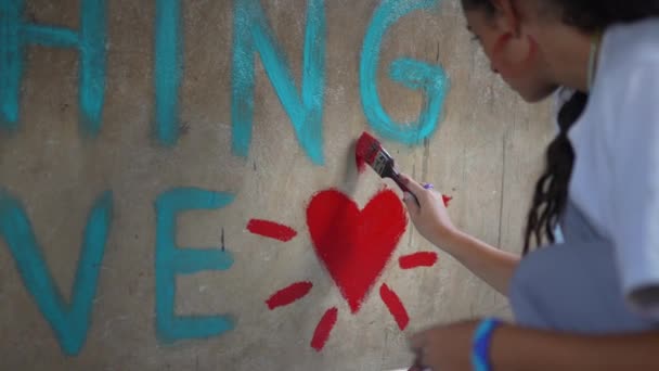 Close Cinematic Shot White Caucasian Girl Painting Red Hearth Beautiful — Stock Video