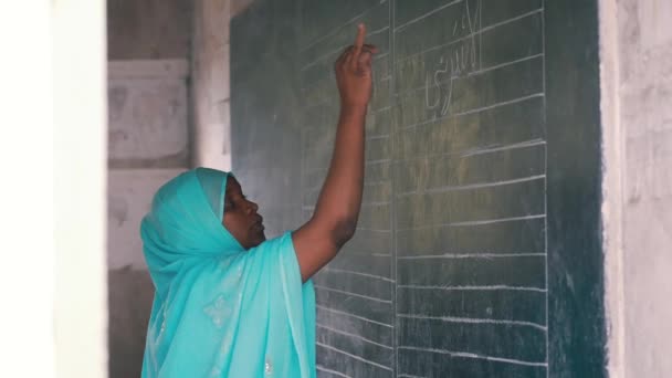 イスラム教の学校でヒジャーブ教育のレッスンを持つアフリカのイスラム教徒の教師 映画のビデオ アフリカのタンザニア — ストック動画