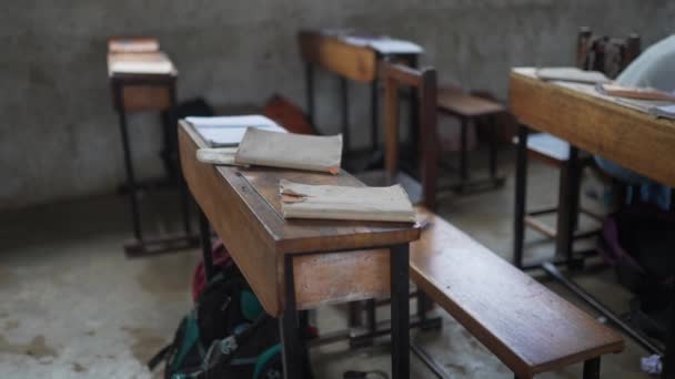 Afrika Daki Fakir Bir Okulda Kırılmış Bir Defterin Sinematik Çekimi — Stok video