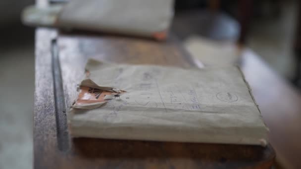 Fakir Bir Afrika Okulundaki Kırık Bir Kitabın Sinematik Çekimini Kapat — Stok video