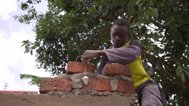 Construyendo Una Casa Tradicional África Obrero Africano Hombre Midiendo Pared — Vídeo de stock