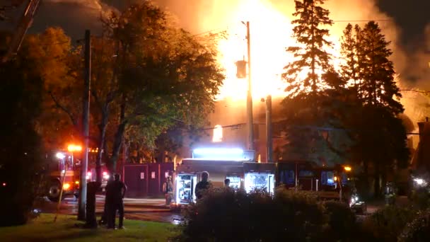 Breed Zicht Huisbrand Brandweerlieden Blussen Vuur Met Water Terwijl Mensen — Stockvideo