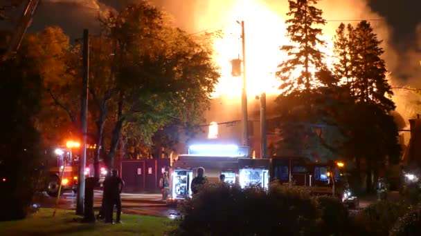 Vista Fixa Larga Cena Incêndio Casa Bombeiros Extinguindo Fogo Com — Vídeo de Stock