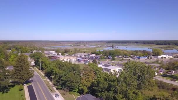 Para Frente Panning Aérea Torre Igreja Cidade Montague Michigan — Vídeo de Stock