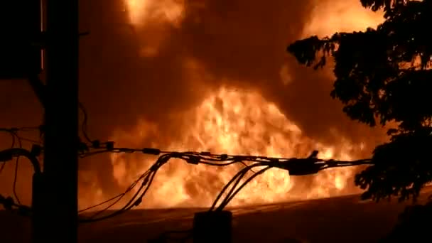 Close Fogo Gigante Construção Levantando Com Fumaça Escura Noite — Vídeo de Stock