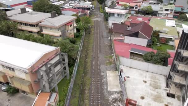 Aerial Shot Flying Train Tracks Houses San José Costa Rica — Vídeos de Stock