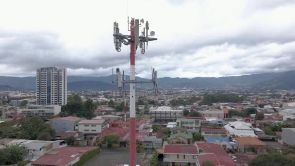 Letecký Záběr Obíhající Kolem Mobilní Věže Městě San Jose Kostarika — Stock video