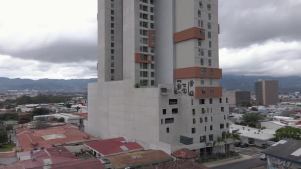 Tiro Dron Orbitando Rascacielos Gran Altura San José Costa Rica — Vídeo de stock