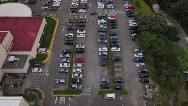 空中射击飞越圣何塞市一个繁忙的停车场和超级市场 — 图库视频影像