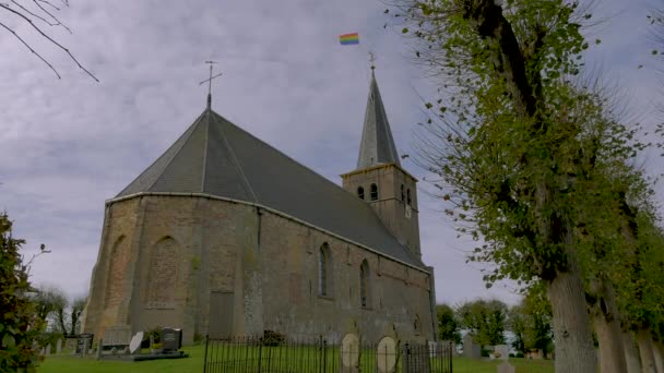 Stary Gotycki Kościół Holandii Mała Wioska Boksum Friesland Macha Tęczową — Wideo stockowe