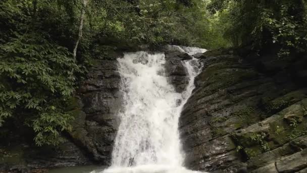 Bela Cachoeira Fluindo Nas Florestas Tropicais Costa Rica Fecho Aéreo — Vídeo de Stock
