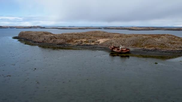 Pequena Ilha Desabitada Islândia Com Naufrágio Abandonado Enferrujado — Vídeo de Stock