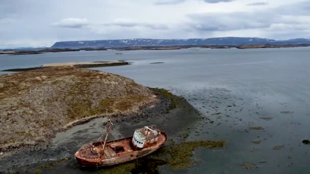 Drohne Vergessenes Boot Auf Baron Island Mit Schwarzem Sandstrand — Stockvideo