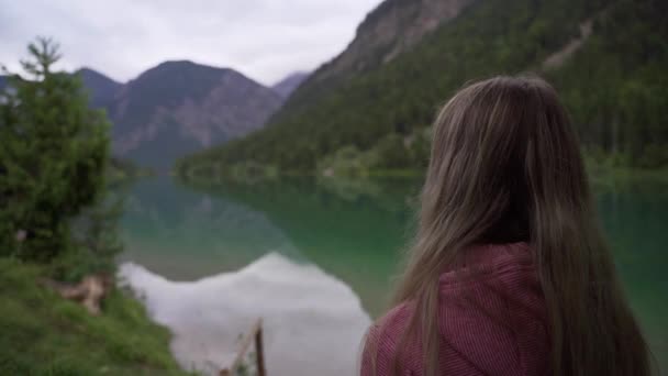 Una Chica Rubia Queda Frente Bonito Lago Ella Está Mirando — Vídeo de stock