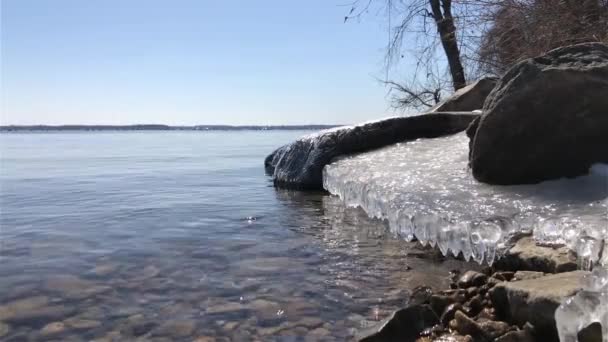 Pebbles Fundo Margem Lago Ângulo Baixo Com Formação Gelo Congelado — Vídeo de Stock