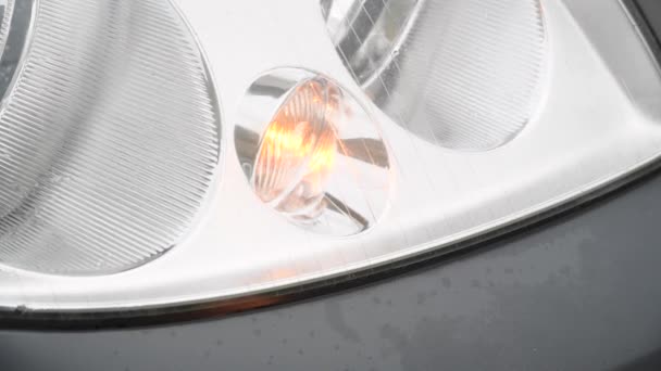 车指示它是正确的 闪烁着汽车的灯光 关门了 — 图库视频影像