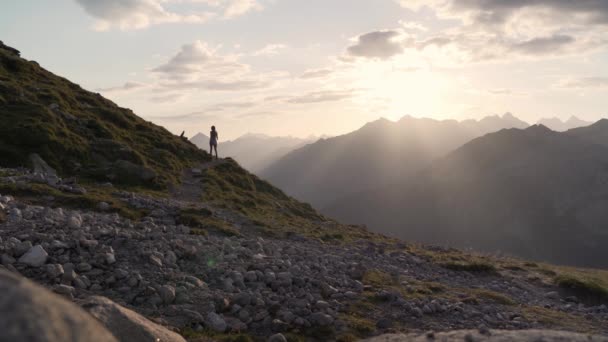 Bardzo Filmowe Nagranie Dziewczyny Idącej Górską Ścieżką Wschodzącemu Słońcu Widać — Wideo stockowe