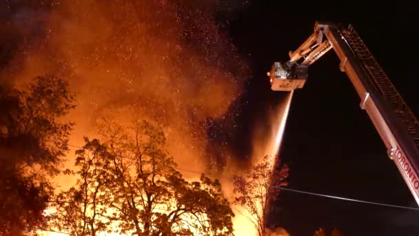 Tfaiyeciler Yangın Söndürmek Için Itfaiye Merdivenini Kullandılar — Stok video