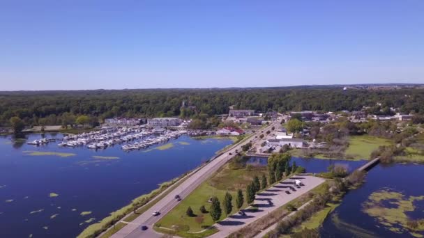 Luchtdruk Van Het Verkeer Weg Het Water Door Whitehall Michigan — Stockvideo