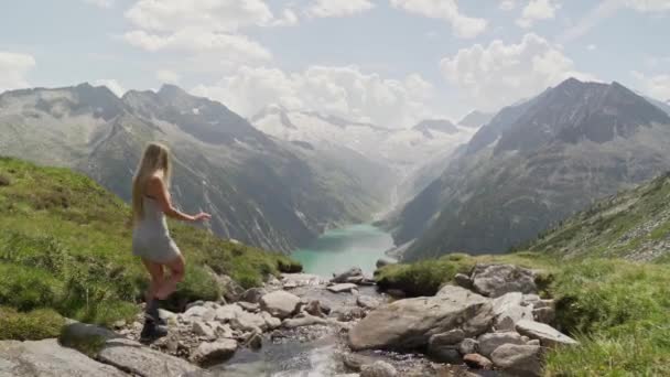 Uma Linda Garota Loira Vestido Branco Salta Através Pequeno Riacho — Vídeo de Stock