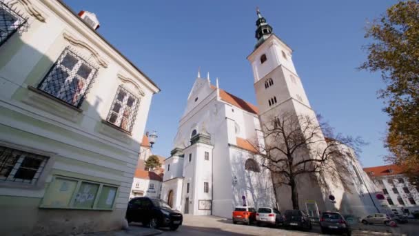 Piękne Ujęcie Zewnątrz Kościoła Katolickiego Starym Mieście Krems Austria — Wideo stockowe
