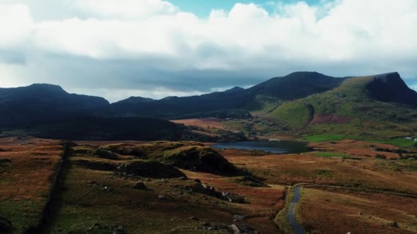 Flyg Nedstigning Från Utsikten Över Sjöarna Till Nedre Marken Snowdonia — Stockvideo