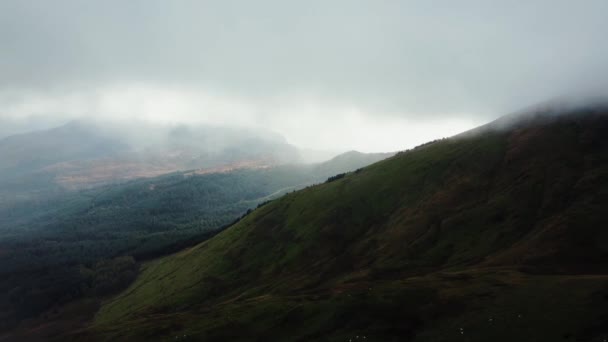 Vue Aérienne Lente Droite Épais Brouillard Gris Pend Long Sommet — Video