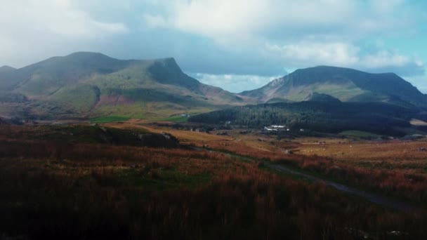 Ascensão Lenta Aérea Parede Pedra Para Revelar Snowdonia Distância Snowdonia — Vídeo de Stock