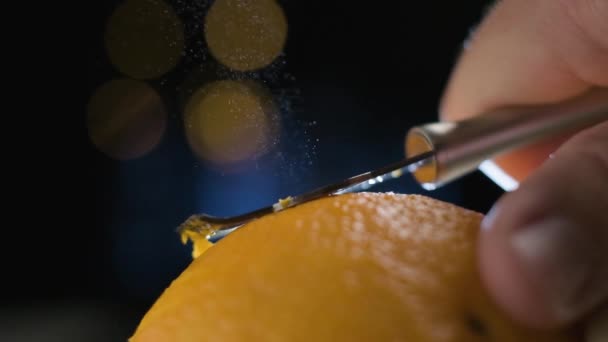 Macro Tiro Câmera Lenta Casca Laranja Pulverização Citrus Oil Partlicles — Vídeo de Stock